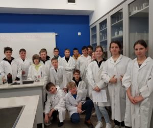 Kolejne inauguracyjne zajęcia uczniów klas 7  w pracowni chemicznej w Pałacu Młodzieży w Katowicach