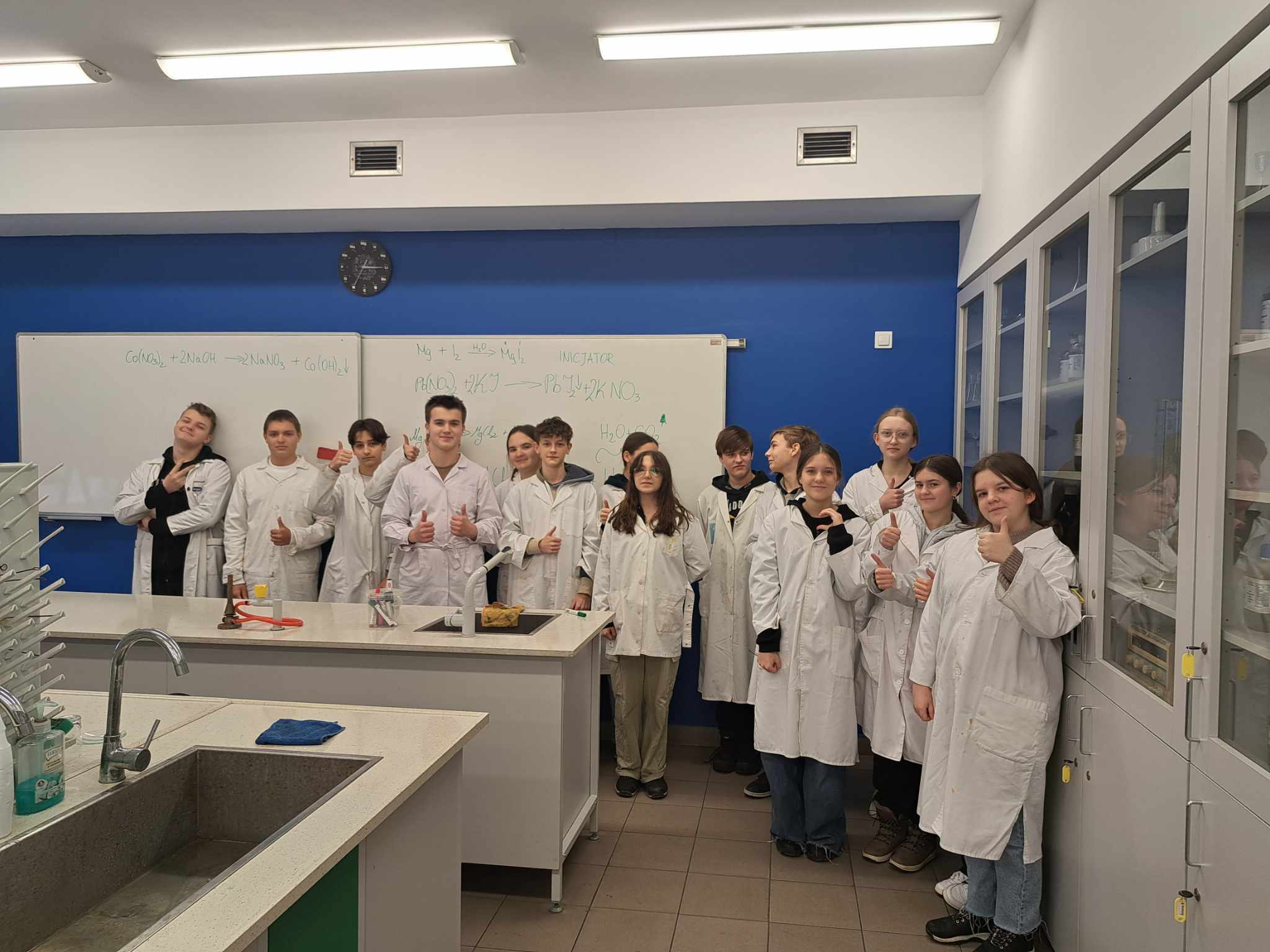Nasi uczniowie w laboratorium chemicznym